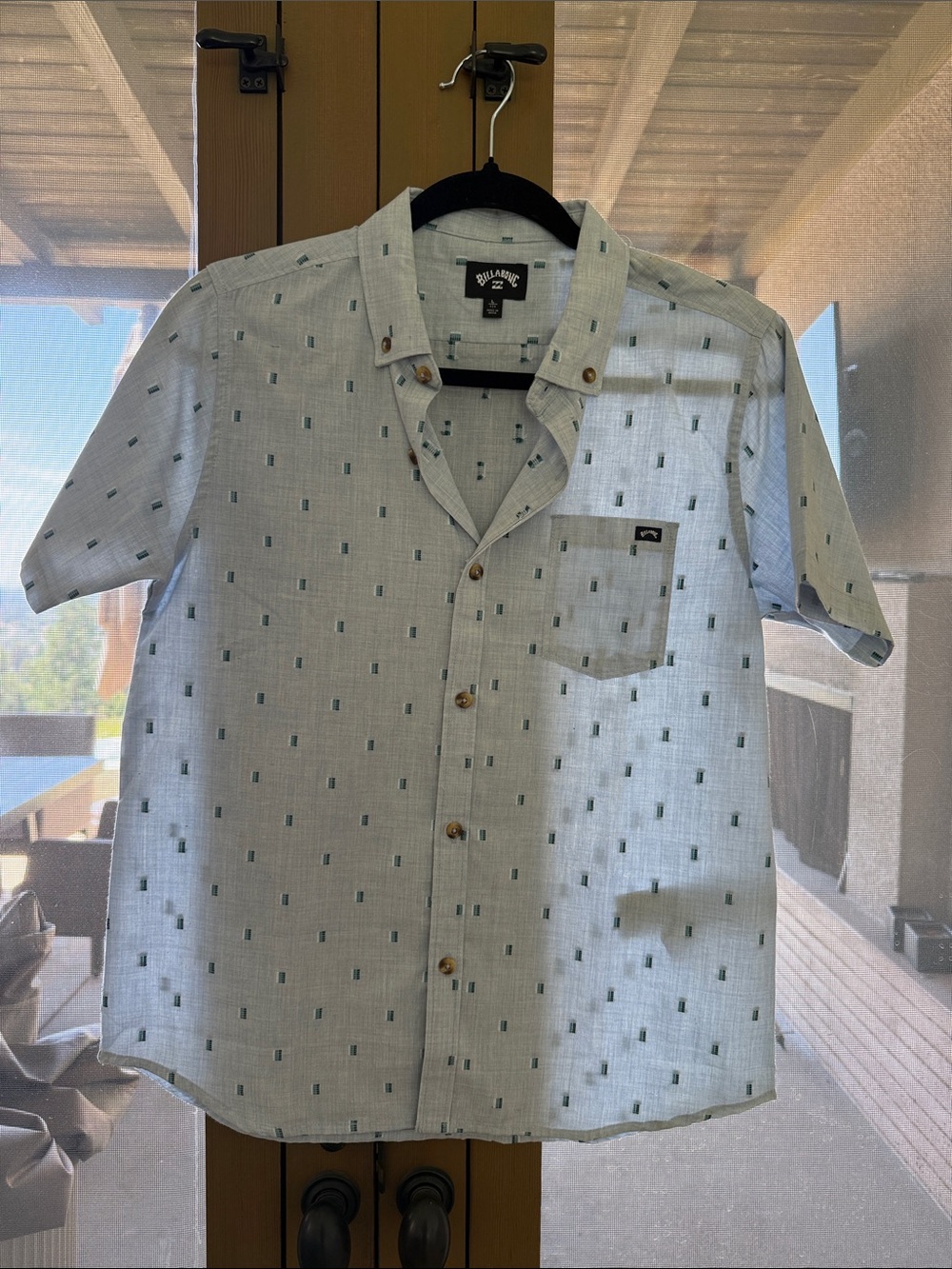Billabong Light Blue Short Sleeve Button-Down Shirt with Subtle Teal Motif